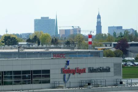 Wegen einer Rauchentwicklung ist ein Flugzeug auf dem Weg von Stockholm nach Amsterdam in Hamburg gelandet. (Archivbild)