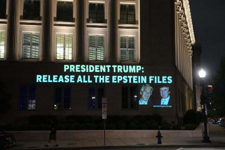 Kritiker - auch aus den eigenen Reihen - fordern von Trump, die Epstein-Akten offenzulegen. (Archivbild)