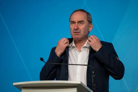 Bayerns Wirtschaftsminister Hubert Aiwanger (Freie Wähler) will mehr Tempo bei Infrastrukturmaßnahmen und fordert dafür auch Rückschritte bei Klagemöglichkeiten. (Archivbild)