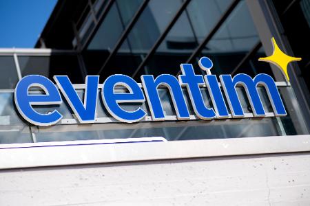 Das Eventim-Logo hängt an einem Ticketschalter an der Bremer ÖVB-Arena. (Archivbild)