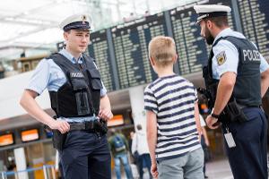 Die Bundespolizei am Münchner Flughafen wünscht frohe Ferien und eine sichere, entspannte Reisezeit.