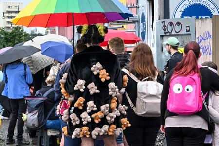 Viele Menschen harrten vor dem Einkaufszentrum aus. 
