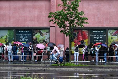 Schon Stunden vor der Eröffnung harrten Fans vor dem Einkaufszentrum in Berlin aus.