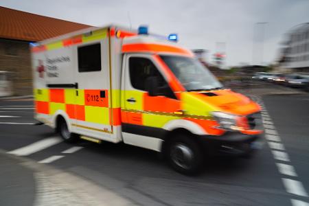Der Junge wurde schwer verletzt in ein Krankenhaus gebracht, starb dort aber am nächsten Tag. (Symbolbild)