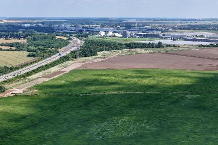 Felder zu Industriepark - das war der Plan in Magdeburg. Die riesige Intel-Investition ist jedoch geplatzt. (Archivbild)