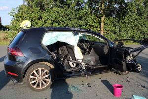 Die Beifahrerin des Golf wurde im Fahrzeug eingeklemmt.
Foto: Polizei Minden-Lübbecke