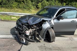 Bild 01: verunfallter Mercedes