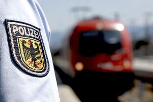 Die Bundespolizei hat in Rosenheim einen syrischen Staatsangehörigen festgenommen, der weder eine Fahrkarte für seine Zugreise noch Papiere für den beabsichtigten Aufenthalt noch Geld für seine offenen Justizschulden hatte.