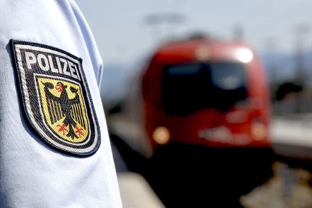 Die Bundespolizei hat in Rosenheim einen syrischen Staatsangehörigen festgenommen, der weder eine Fahrkarte für seine Zugreise noch Papiere für den beabsichtigten Aufenthalt noch Geld für seine offenen Justizschulden hatte.