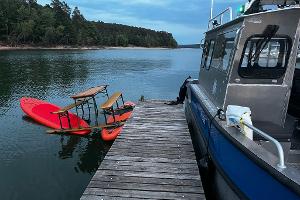 Das Trio war auf einer Konstruktion aus Surfbrettern und einer Bierbank auf dem Brombachsee unterwegs. Bild: Polizei Mittelfranken