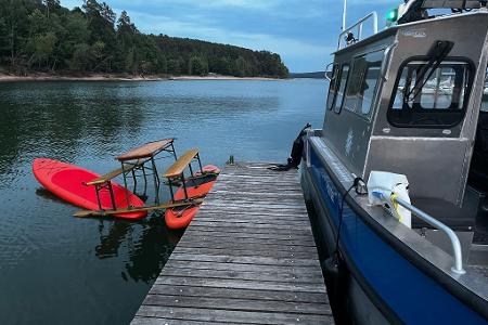 Das Trio war auf einer Konstruktion aus Surfbrettern und einer Bierbank auf dem Brombachsee unterwegs. Bild: Polizei Mittelfranken