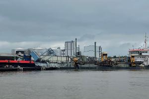 Verunfalltes Seeschiff im Braker Hafen