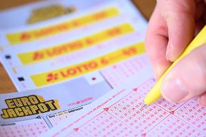 Im Eurojackpot lagen 113 Millionen Euro. Nach zehn Ziehungen ohne Hauptgewinn gibt es nun mindestens zwei Gewinner. (Archivbild)