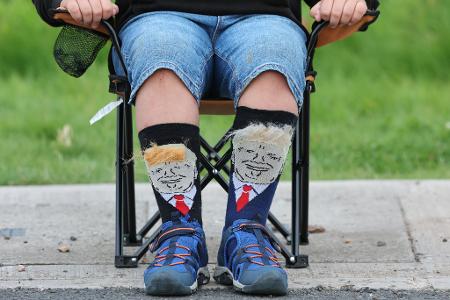 Extra Trump-Socken hat sich ein Kind angezogen, das auf die Ankunft des US-Präsidenten auf seinem Golfplatz in Schottland wartet.