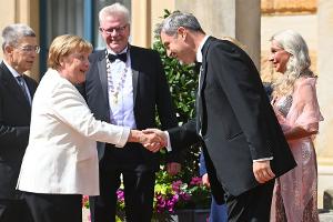 Bayreuther Festspiele: Markus Söder verbeugt sich vor Angela Merkel