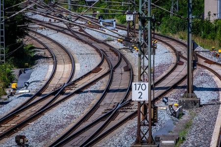 Der Streckenabschnitt zwischen Hamburg und Berlin soll bis April 2026 gesperrt werden. (Archivbild)