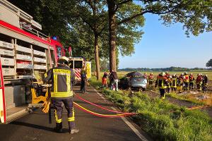 Rettungsdienst und Feuerwehr am verunfallten PKW