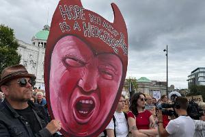 Zahlreiche Menschen protestieren gegen Donald Trump