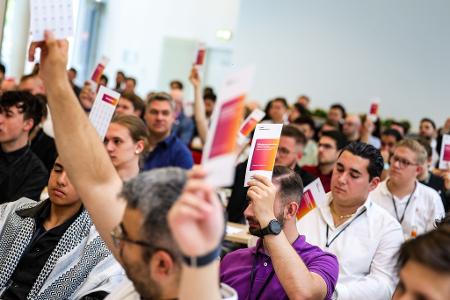 Die Teilnehmenden stimmen beim Gründungskongress ab.