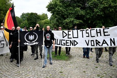 Etwa 30 bis 50 Personen beteiligten sich an einer rechten Gegendemonstration.