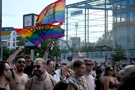 Beim CSD wird für Vielfalt, Menschenrechte und den Schutz von Minderheiten demonstriert.