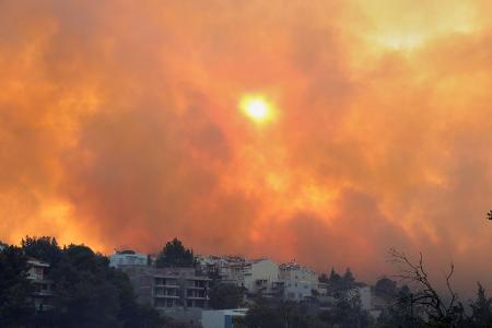 Die Rauchwolken des Brandes ziehen auch über die rund 25 Kilometer entfernte Hauptstadt Athen