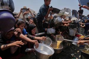 Ausgabe von Lebensmitteln im Gazastreifen (Archivbild)
