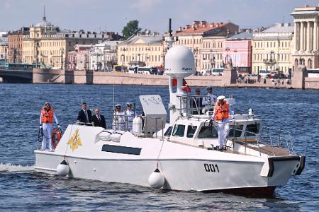 Putin besucht eine Übung der russischen Kriegsmarine. Putin besucht eine Übung der russischen Kriegsmarine.