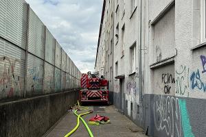 Die Feuerwehr musste eine Drehleiter auf engsten Raum in Stellung bringen; Foto: Feuerwehr Essen