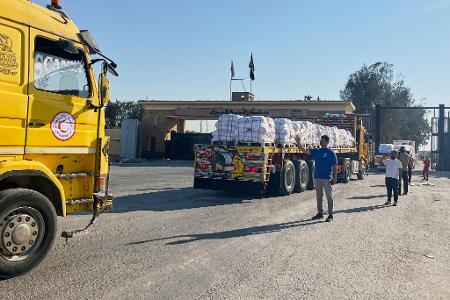 Erstmals seit Monaten lässt Israel humanitäre Hilfe in größerem Stil in den Gazastreifen. 