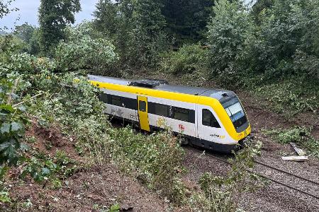 Ein Zug mit Fahrgästen an Bord ist in Oberschwaben entgleist. 