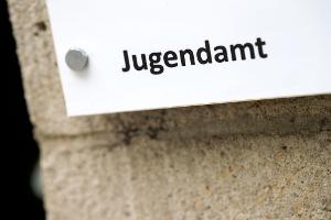 In einer akuten Krisensituation kann das Jugendamt Minderjährige vorübergehend aus der bisherigen Umgebung herausnehmen und an einem sicheren Ort unterbringen. (Archivbild)