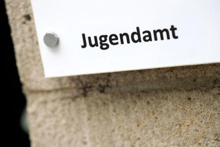 In einer akuten Krisensituation kann das Jugendamt Minderjährige vorübergehend aus der bisherigen Umgebung herausnehmen und an einem sicheren Ort unterbringen. (Archivbild) In einer akuten Krisensituation kann das Jugendamt Minderjährige vorübergehend aus der bisherigen Umgebung herausnehmen und an einem sicheren Ort unterbringen. (Archivbild)