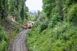 Rettungskräfte arbeiten am Wrack des verunglückten Zuges.