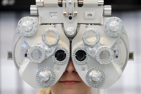 Trägt man eine Brille oder Kontaktlinsen, sollte einmal im Jahr die Sehleistung und Augengesundheit überprüft werden. Trägt man eine Brille oder Kontaktlinsen, sollte einmal im Jahr die Sehleistung und Augengesundheit überprüft werden.