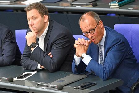 Die Lücke im Haushalt ist durch Kompromisse von SPD und Union größer geworden - Finanzminister Lars Klingbeil (SPD) und Kanzler Friedrich Merz (CDU) dürften nun noch einige Verhandlungen bevorstehen. (Archivbild)