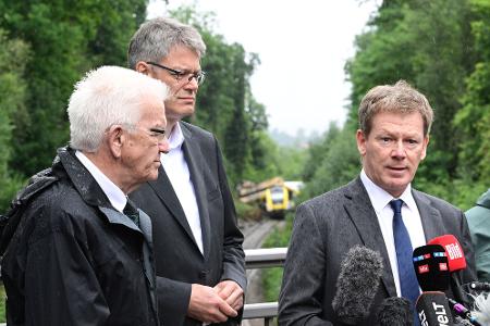 Bahnchef Lutz ringt um Fassung. 