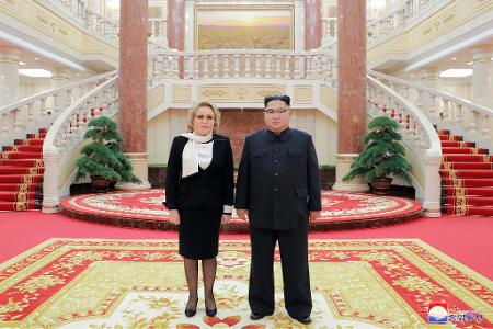 Valentina Matwijenko - hier bei einem Treffen mit Nordkoreas Staatschef Kim Jong Un - gilt als enge Vertraute von Kremlchef Wladimir Putin noch aus Petersburger Zeiten. (Archivbild) Valentina Matwijenko - hier bei einem Treffen mit Nordkoreas Staatschef Kim Jong Un - gilt als enge Vertraute von Kremlchef Wladimir Putin noch aus Petersburger Zeiten. (Archivbild)