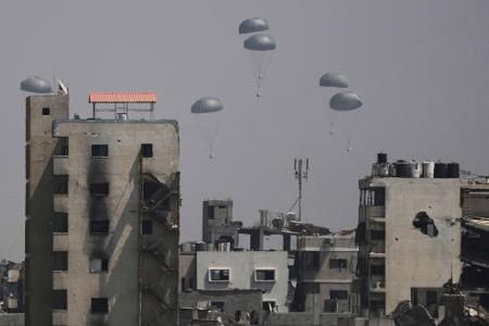 Seit Sonntag werfen Jordanien und die Vereinigten Arabischen Emirate in Koordination mit der israelischen Armee Hilfsgüter aus der Luft über dem Gazastreifen ab. 