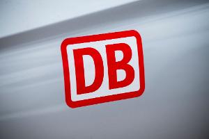 Die Deutsche Bahn hat im ersten Halbjahr einen Verlust eingefahren. (Symbolbild)