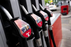Die Preise für Diesel und Superbenzin haben sich in den vergangenen Jahren immer wieder angenähert. (Archivbild)
