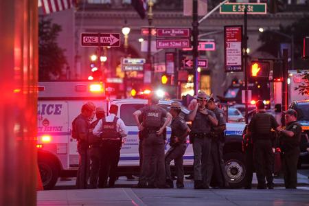Schüsse in New York: Polizisten versammeln sich auf der 52. Straße vor einem Bürogebäude, in dem mehrere Menschen erschossen wurden.