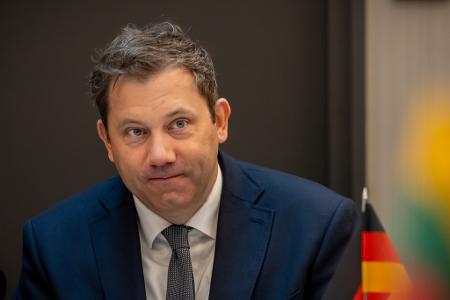 Bundesfinanzminister Lars Klingbeil (SPD) erinnert seine Kabinettskolleginnen und -kollegen ans Sparen. (Archivbild) Bundesfinanzminister Lars Klingbeil (SPD) erinnert seine Kabinettskolleginnen und -kollegen ans Sparen. (Archivbild)