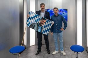Neues Talk-Format: Fabian Köster begrüßt Markus Söder im Aufzug