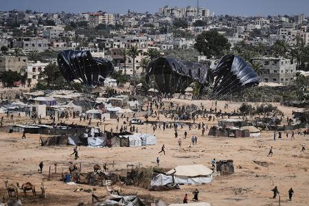 Hilfsgüterabwurf: Palästinenser sammeln Versorgungsgüter im Gazastreifen