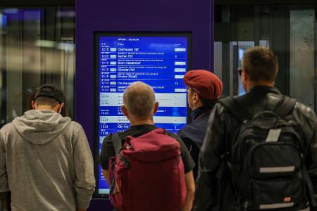 Brand legt Bahnstrecke zwischen Duisburg und Düsseldorf lahm.